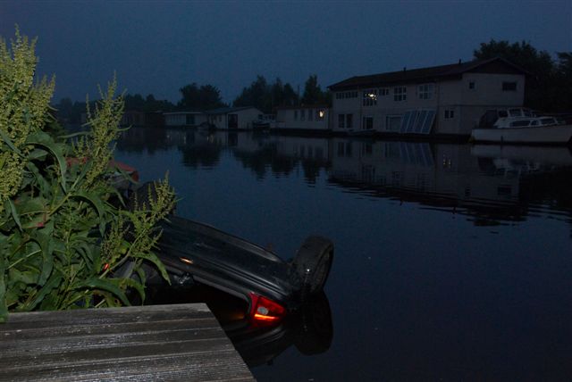 2009/143/20090628 015 Auto te water Nieuwemeerdijk.jpg